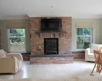 Bring all the Family and Friends to Listowel town ,to Kerry and West Clare - Listowel - Living room