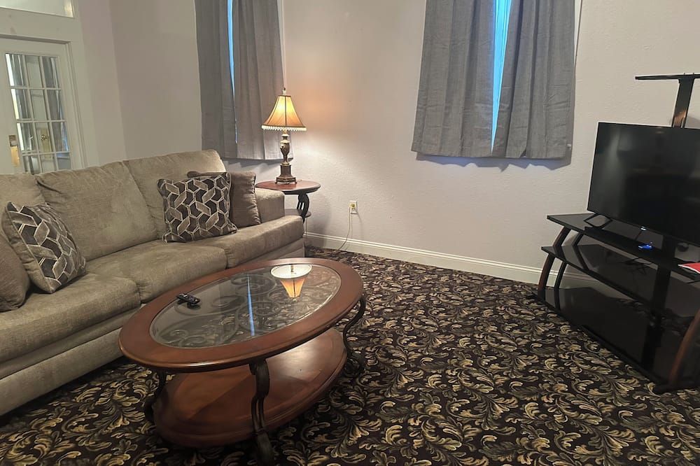 Delightful 3-bedroom apartment with AC in Leesville - Leesville - Huiskamer