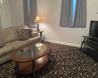 Delightful 3-bedroom apartment with AC in Leesville - Leesville - Living room