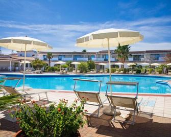 Nicolaus Club Quattro Lune Resort - Cala Liberotto - Bazén