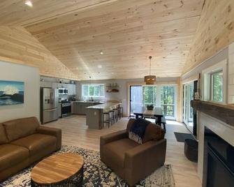 Cozy 4 bedroom Lakehouse on Norway Lake - Norway - Living room