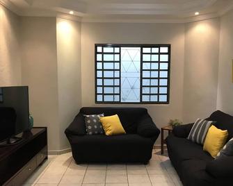 Super Bright House On The South Exit Of Anapolis - Anápolis - Living room