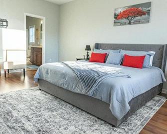 Charming 3-bedroom house in small-town Byron with WiFi, AC, and patio seating. - Byron - Ložnice