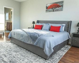 Charming 3-bedroom house in small-town Byron with WiFi, AC, and patio seating. - Byron - Slaapkamer