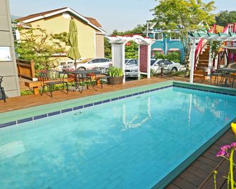 Ttiamo Pension - Gyeongju - Pool