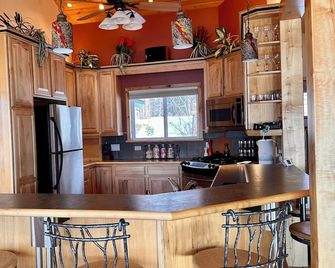 Large Upscale Lakefront Home- midway between Anchorage & Denali National Park - Willow - Bar