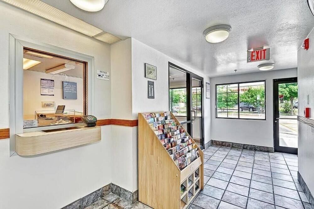 Motel 6 Chicago North Glenview - Glenview - Lobby
