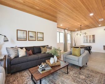 Fantastic House with Indoor Pool! - Placerville - Sala de estar