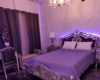 Romantic Exp @ Vintage Rm w Priv Terrace & Hot Tub - Aguada