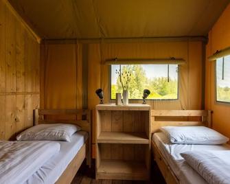 Glamping tent on a holiday park on the IJsselmeer - Andijk - Habitación