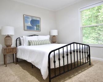 Fun West Knox Pad~ Hot Tub~ Neon Game Room~ Arcade - Farragut - Bedroom
