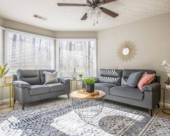 Secluded, cheerful, no steps, Road Atlanta! - Suwanee - Living room