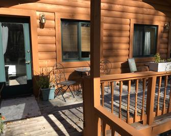 Oak Creek Lodge - Bannister - Patio