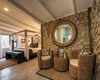 Foxy Crocodile Bush Lodge & Kruger Safari's - No Loadshedding - Marloth Park