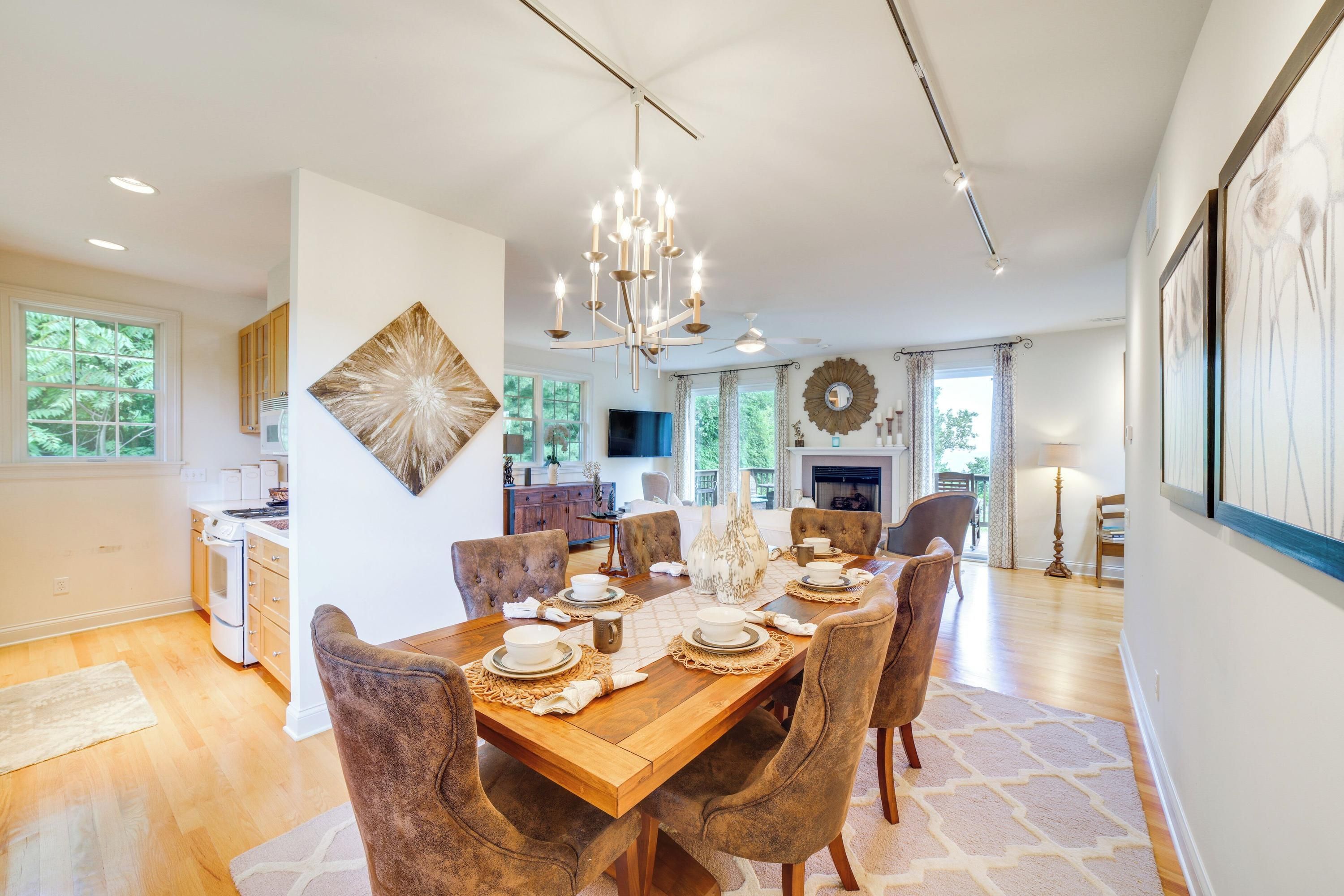 1 Mi to Indiana Dunes NP: Spacious Gary Home! - Gary - Comedor