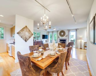 Gary Vacation Rental 1 Mi to Indiana Dunes NP! - Gary - Comedor