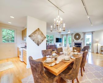 1 Mi to Indiana Dunes NP: Spacious Gary Home! - Gary - Comedor