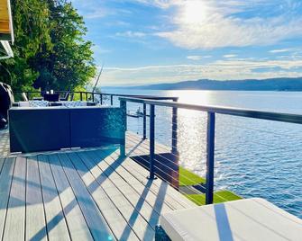 Homeport- Luxury Waterfront Home w/ Hot Tub and Game Room - Belfair - Balcon