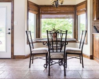 Hailey's Cottage on Small Farm-16 minutes to Silos - Bellmead - Eetruimte