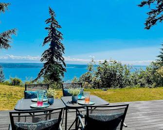 Gorgeous home with gas fireplace & enormous deck + mountain & water views - Camano Island - Patio