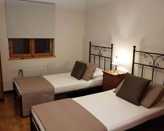Casa Querceto: Stunning apartment with swimming pool, rural setting, near lakes. - Dolcedo - Bedroom