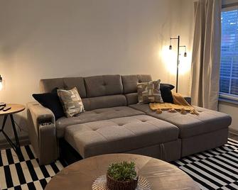 1 Bedroom Unit With Great Lighting - Dunwoody - Living room
