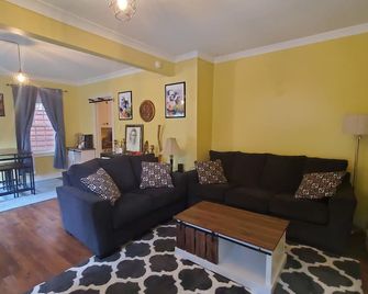 Delightful 2 bedroom in the heart of Montavilla. Just minutes to everything! - Portland - Salon