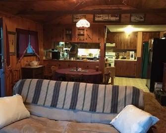 2 Bedroom, 2 Bath Ranch Style Home - Wells River - Sala de estar