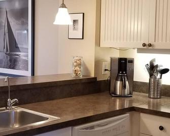 Artful Comfort Honoring Sailors and the Sea - Avon - Kuchnia