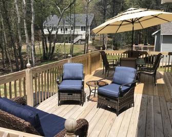 Cozy Cottage w/ Wifi-and private Lake Michigan beach access - Pentwater - Patio