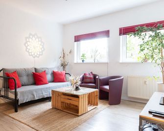 Charming basement apartment near Erlangen and Bamberg - Adelsdorf - Wohnzimmer
