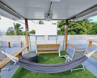 Cozy and Modern Apartment Black & White with Jacuzzi on Terrace - San Juan - Patio