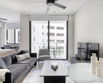 Sleek Downtown Fort Lauderdale Studio w/ W/D, Pool & Gym, by Blueground - Fort Lauderdale - Living room