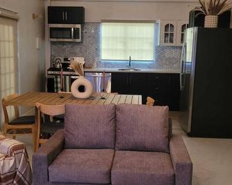 Couva home that is central to all amenities, spacious, private and secure - Couva - Cocina