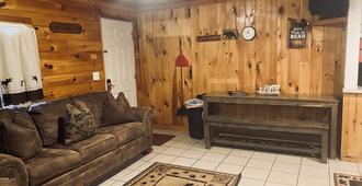 Bear Den At The Black Bear Inn! Satellite, Wifi, Near Resorts & Hiking Trails! - Wellston - Living room
