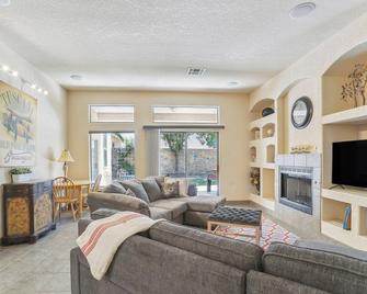 Las Cruces Vacation Rental Near Trails and Golf! - Las Cruces - Sala de estar