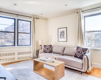 Tasteful West Village 2BR w/ W/D, nr restaurants & cafes, by Blueground - New York - Living room