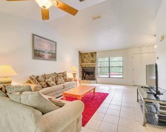 3 Mi to Rainbow Springs State Park Dunnellon Home - Dunnellon - Living room