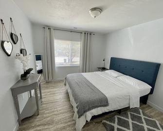 Private 2 bedroom Guest Suite - pet friendly - Vancouver - Quarto