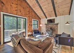 Sleek Cabin with Deck, 8 Miles to Mount Snow and Hikes - Wilmington - Sala de estar