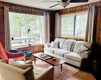 Peaceful lakeside cottage great for a staycation. - Dwight - Sala de estar