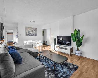Contemporary one-bed condo conveniently located near YVR & downtown Vancouver. - Vancouver - Sala de estar