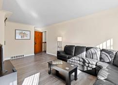 Modern Cozy 1 Bedroom Apartment in Shelby Township - Utica - Living room