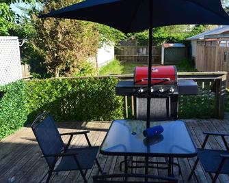 Steps away from the beach, perfect family getaway - 5 min walk to beach - Port Stanley - Patio