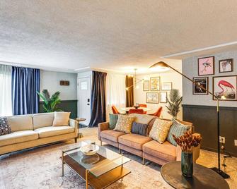 Vibrant Tacoma Retreat, Near Point Defiance Park! - Tacoma - Living room