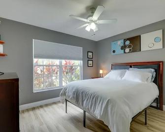 Bright Getaway with Ski Lake, 11 Miles to Dtwn Tampa - Brandon - Спальня