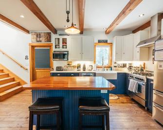 Waterfront 8 acres privacy and 5 min to LL Bean! - Freeport - Kitchen