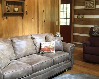 ~ Cabin in the Wildwoods ~ Secluded ~ Rustic ~ Family Friendly~ - Franklin - Living room