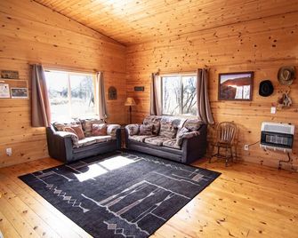 W-W: Ranch Mountain Cabin, Cute and Quaint - Monticello - Sala de estar