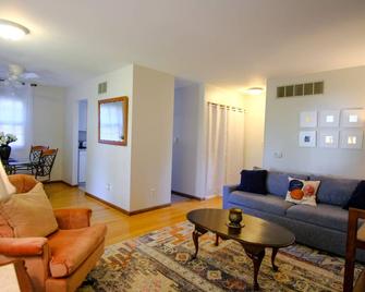 If you are looking for a great accommodation for your upcoming Illinois getaway! - Urbana - Living room